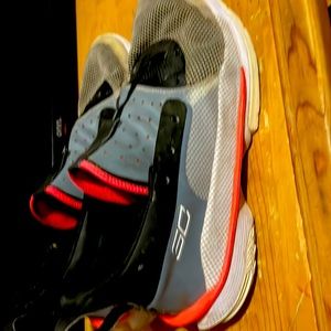 Steph Curry Under Amour shoes size 11.5(No laces)
